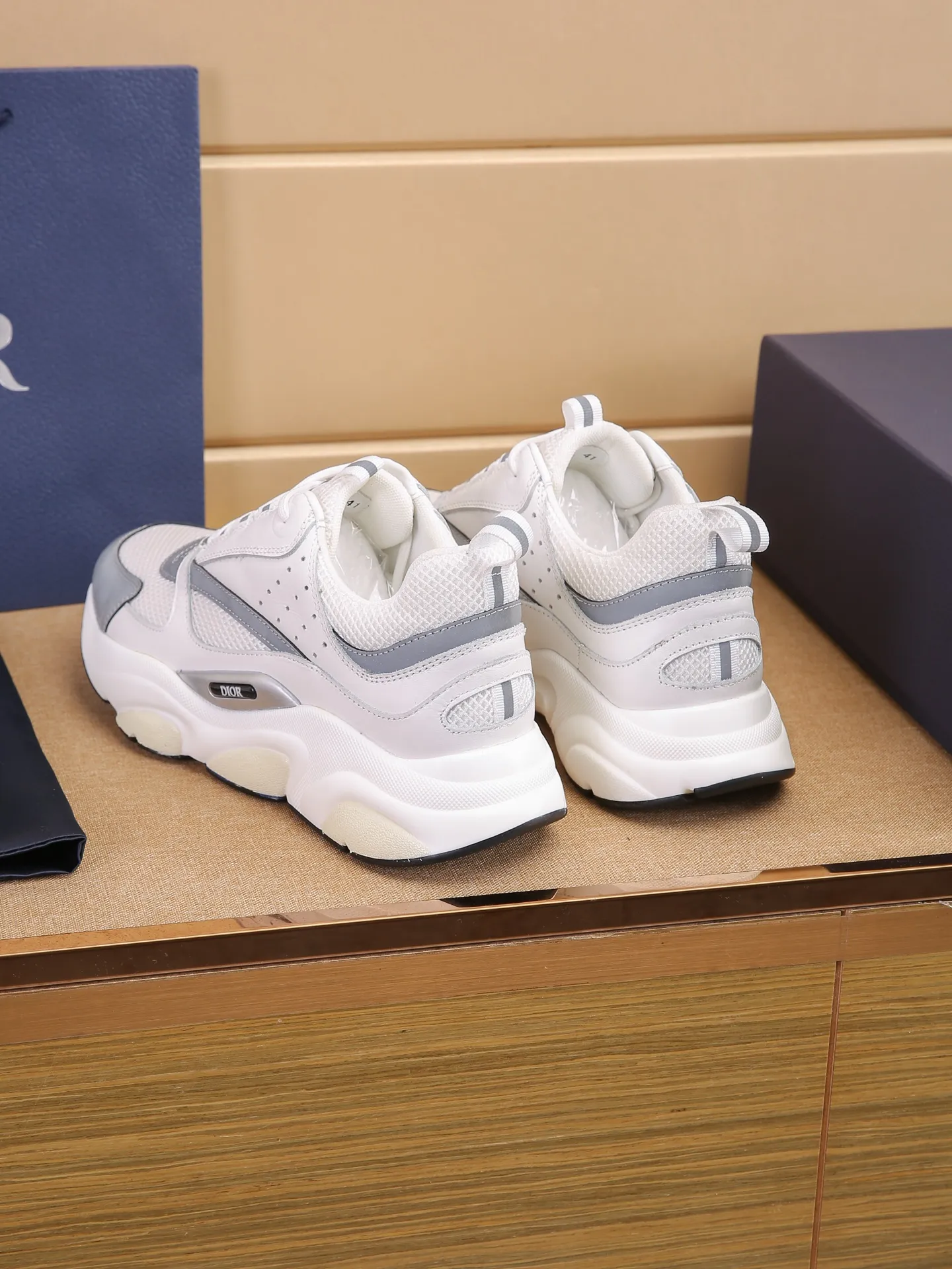 Factory price: 460💰Dior’s top version of D’s b22 men’s sports shoes. Inspired by retro running styles, the chunky low-top silhouette features gray calf leather and blue and white mesh fabric uppers, atop a black, white and blue engraved rubber sole. Nylon ribbon accents the blue mesh tongue and heel counter, and a "dio~" logo appears on the side. Pair it with a suit for a striking contrast and add a sportswear-chic edge to your look. The thick sole can be about 4cm~ Size: 38-45, [46, 47 customized]